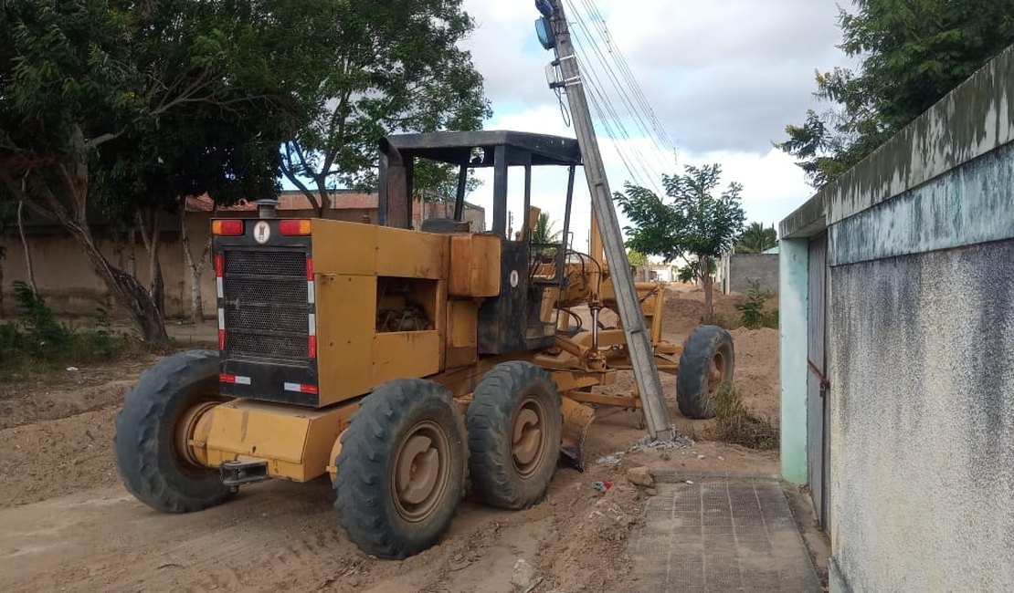 [Vídeo] Máquina a serviço da prefeitura de Arapiraca derruba poste
