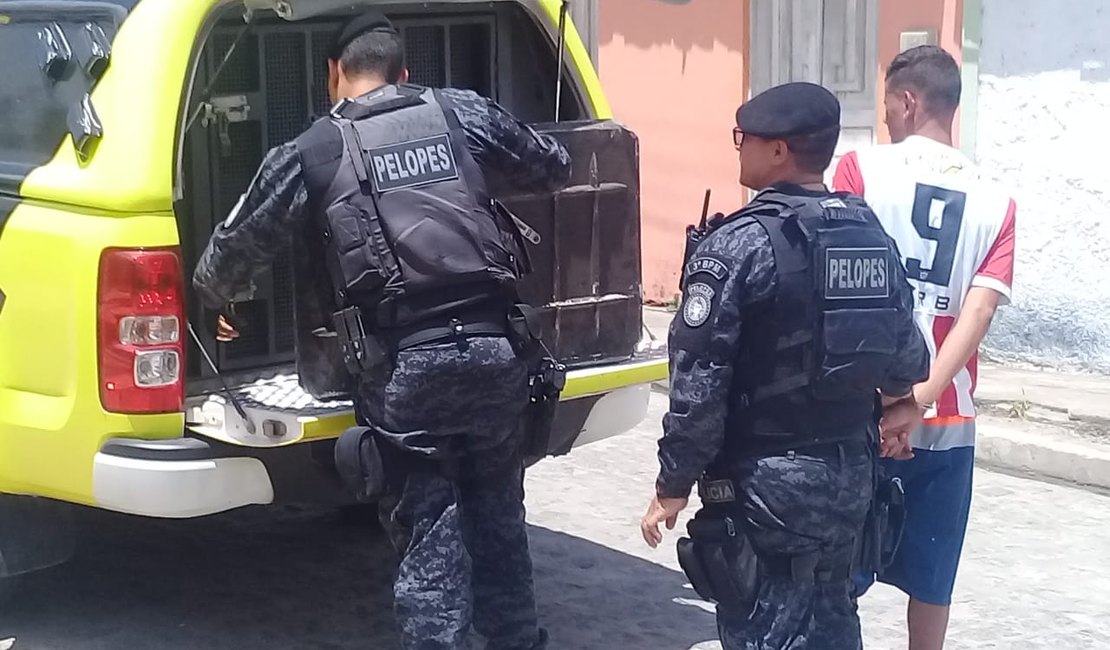 Homem é preso acusado de agredir esposa na frente dos filhos em Arapiraca