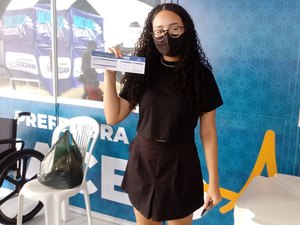 Jovens chegam cedo, nessa quinta-feira (19), para se vacinar em Maceió