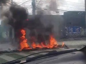 Protesto bloqueia via em frente ao Palácio Floriano Peixoto, em Maceió