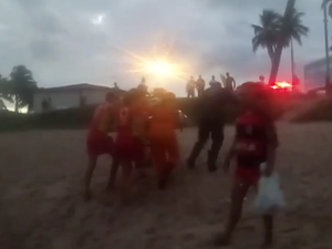 Casal é resgatado por bombeiros na Praia de Cruz das Almas