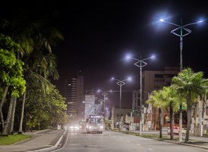 Avenida Assis Chateaubriand, em Maceió, recebe iluminação em Led