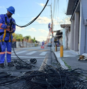 Projeto Poste Limpo retira 8,5 toneladas de cabos inativos no Pontal da Barra