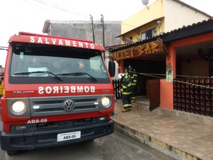 Árvore cai e deixa três residências interditadas na Serraria, parte alta de Maceió
