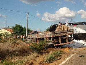 Ônibus com romeiros colide com caminhão e deixa mortos e feridos