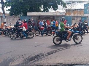 [Vídeo] Mulher com criança na garupa de moto sofre colisão traseira ao passar em quebra-molas