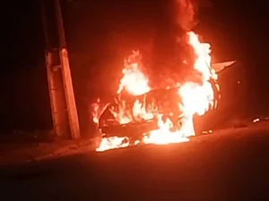 Carro pega fogo ao lado do Ceasa, na Forene, em Maceió