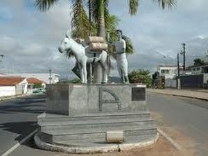 Homem é sequestrado mas consegue pular da mala do carro