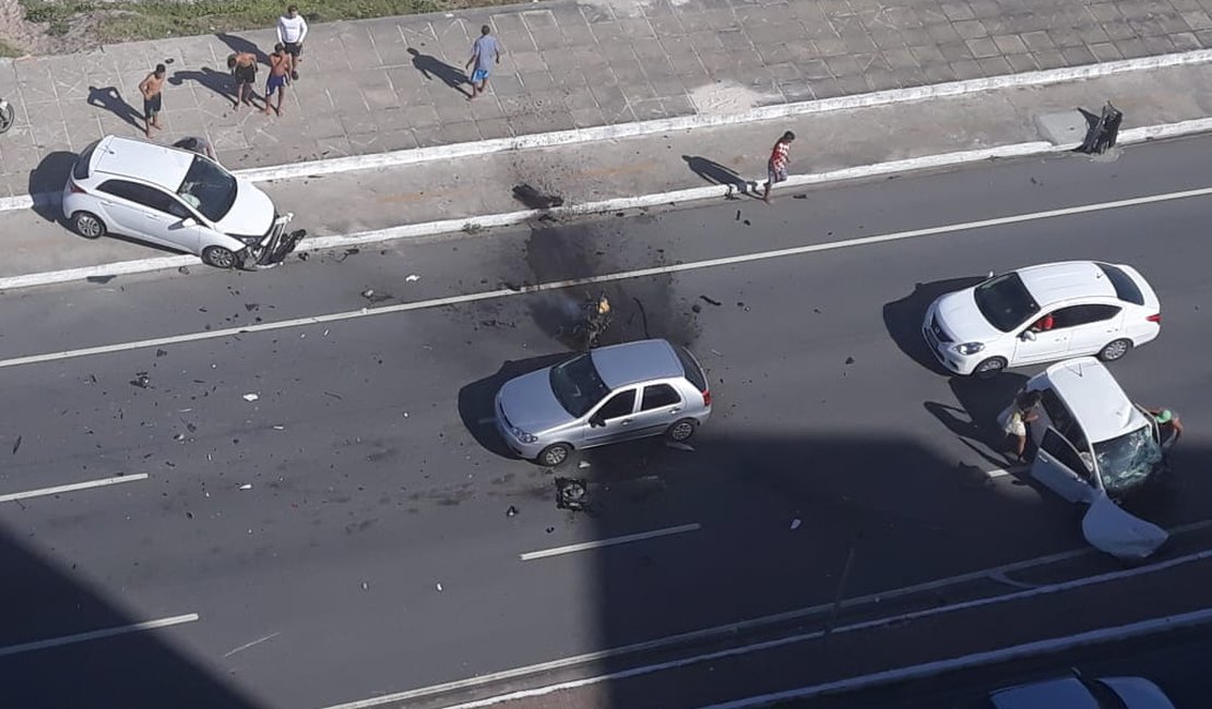 [Vídeo] Acidente envolvendo dois carros deixa quatro pessoas feridas no Pontal da Barra