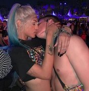 Pabllo Vittar surge beijando gringo em festival nos EUA