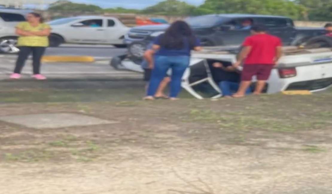 Motorista tentar frear, mas acaba capotando no Conjunto Eustáquio Gomes