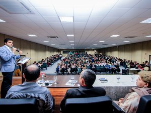 Rui Palmeira premia escolas com melhores resultados no Ideb