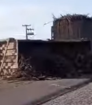 [Vídeo] Caminhão carregado de cana-de-açúcar tomba em rodovia de Messias