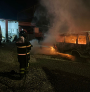 Bombeiros em Arapiraca são mobilizados e evitam propagação de chamas em veículo