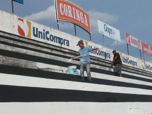 Enquanto regulariza os laudos, estádio Coaracy da Mata Fonseca recebe nova pintura