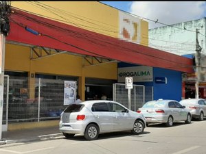 Homem é esfaqueado e entra em supermercado para tentar escapar em Arapiraca