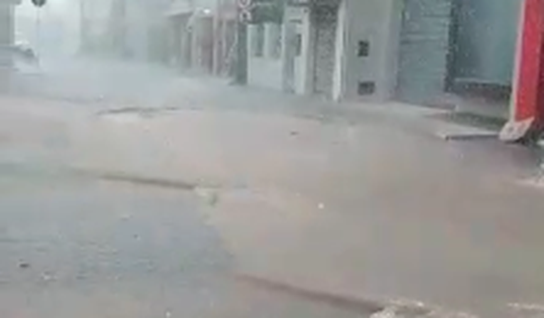 [Vídeo] Chuva forte atinge o Agreste e deixa ruas alagadas em Girau do Ponciano