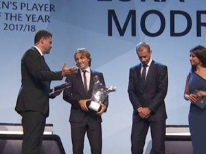 Modric derruba Cristiano Ronaldo e é eleito melhor jogador da Europa