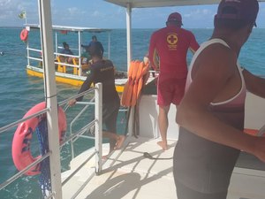 Barco de pescadores fica à deriva no mar da Praia de Maragogi