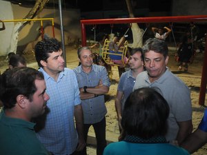 Prefeito vistoria obras e entrega praça revitalizada no Antares