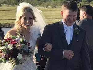 Noivos morrem em acidente aéreo horas após casamento