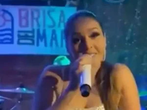Show é interrompido por cheiro de ‘pum’ e reação de cantora viraliza