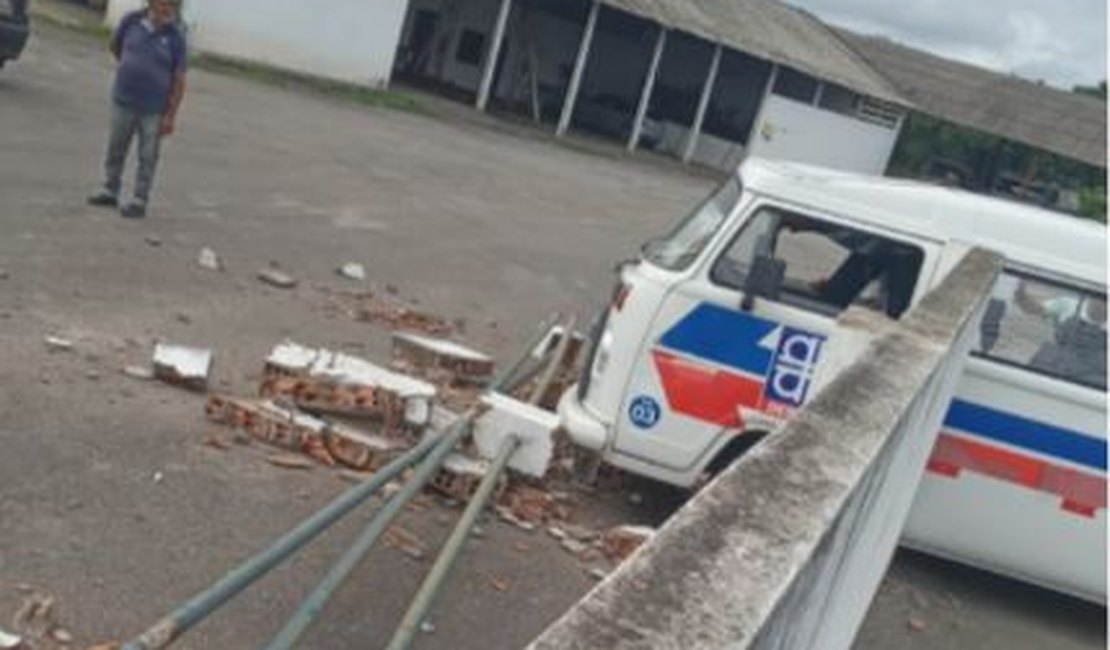 Kombi do DER fica sem freio e derruba muro da sede do órgão, em Arapiraca