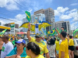 Ato pró-Bolsonaro, em Maceió, tem bonecos de Lula e Renan presos