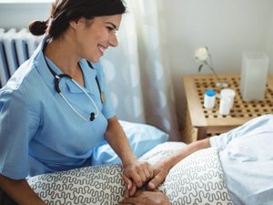 Mulher internada há mais de oito meses por complicações da Covid-19 tem direito a homecare garantido pela Justiça