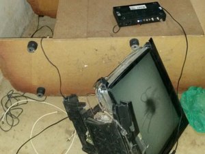 [Vídeo] Homem invade residência, revira móveis e quebra eletrodomésticos da casa