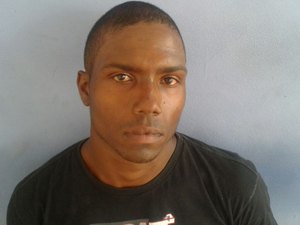 Assaltante morde mão de vítima para tomar celular