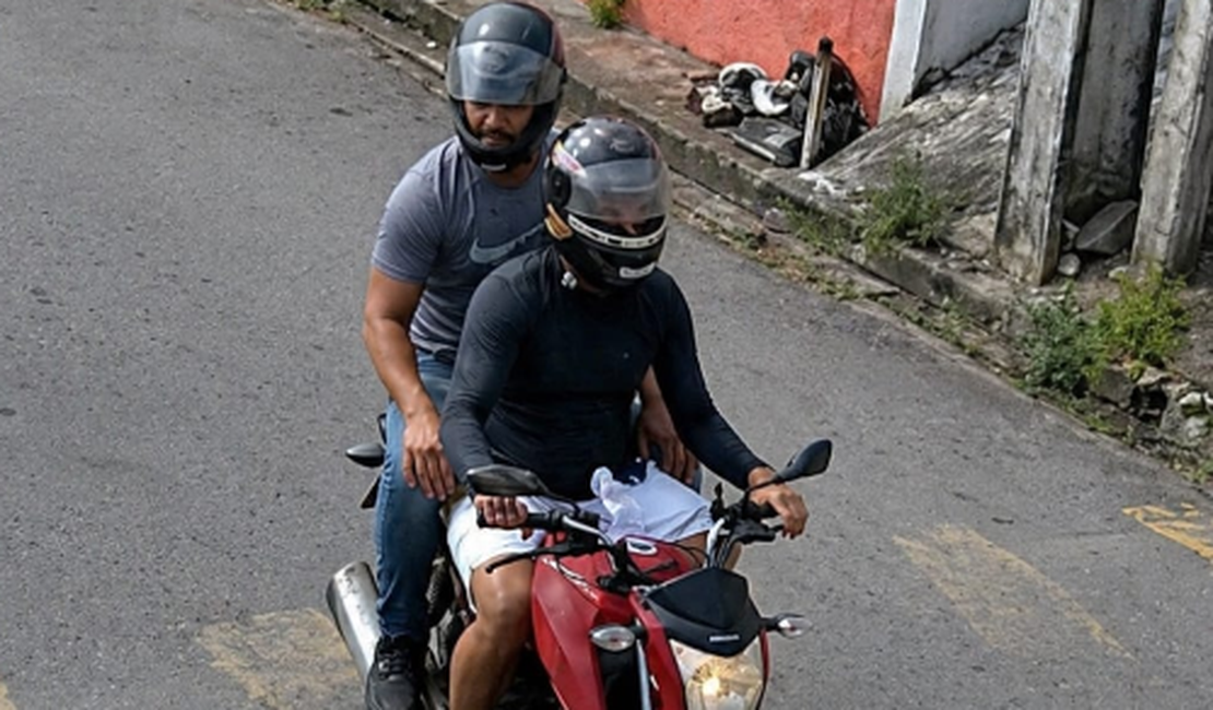 [Vídeo] Dupla em moto é flagrada roubando celulares de alunos no Feitosa, em Maceió