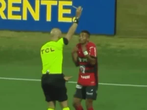 Neymar e Falcão incentivam jogador após amarelo por dar carretilha na Série B