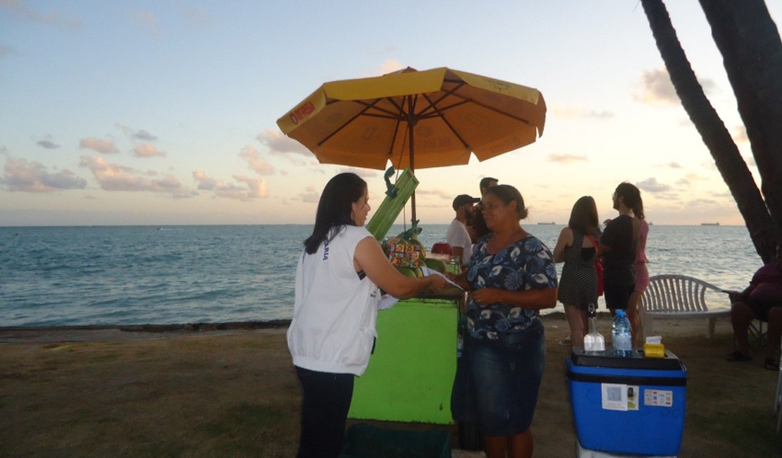 Vigilância Sanitária de Maceió orienta vendedores de alimentos da orla marítima