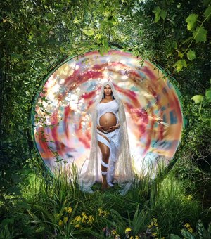 Grávida, Nicki Minaj posta foto inspirada em Virgem Maria