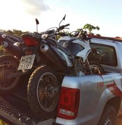 Polícia recupera duas motos roubadas que estavam escondidas em matagal