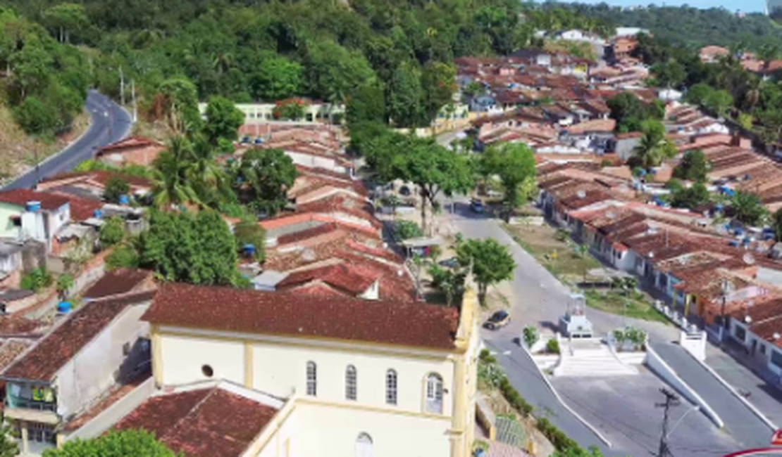 Teto de residência em Fernão Velho desaba após chuvas em Maceió