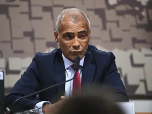 Romário anuncia que vai se licenciar do Senado