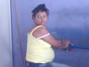 Mulher é presa após roubar produto de higiene de mercadinho