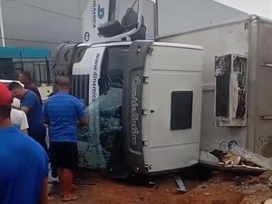 Vídeo mostra momento em que caminhão tomba na AL-110 e colide contra muro em Arapiraca