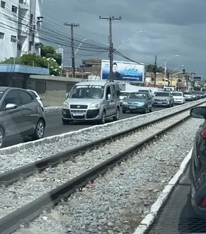 Trânsito no Jaraguá entra em colapso com obra emergencial e protesto de trabalhadores do Porto de Maceió