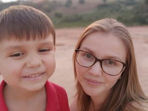 'Ele não ficou assustado', diz mãe de menino de 4 anos que encontrou jararaca dentro do carro em MG