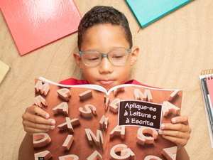 Educação bíblica que aprimora a alfabetização