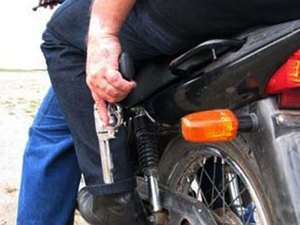 Dupla em motocicleta rouba celular de vítima, em Arapiraca