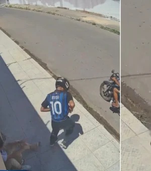 [Vídeo] Estudantes são assaltados por dupla armada na porta de casa em Arapiraca