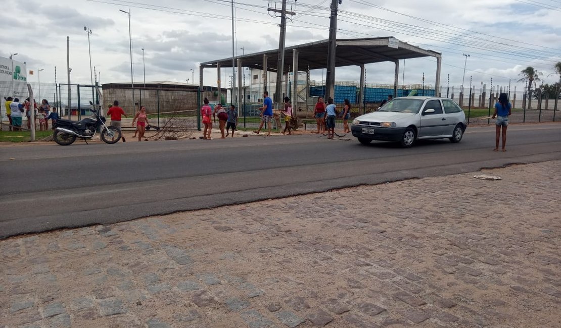 AL 115 é liberada, após manifestação de moradores do Residencial Agreste, em Arapiraca