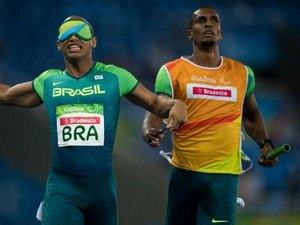 Atletismo rende mais um ouro para o Brasil com revezamento 4x100m