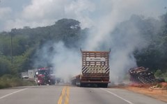 Veículos pegaram fogo após colisão