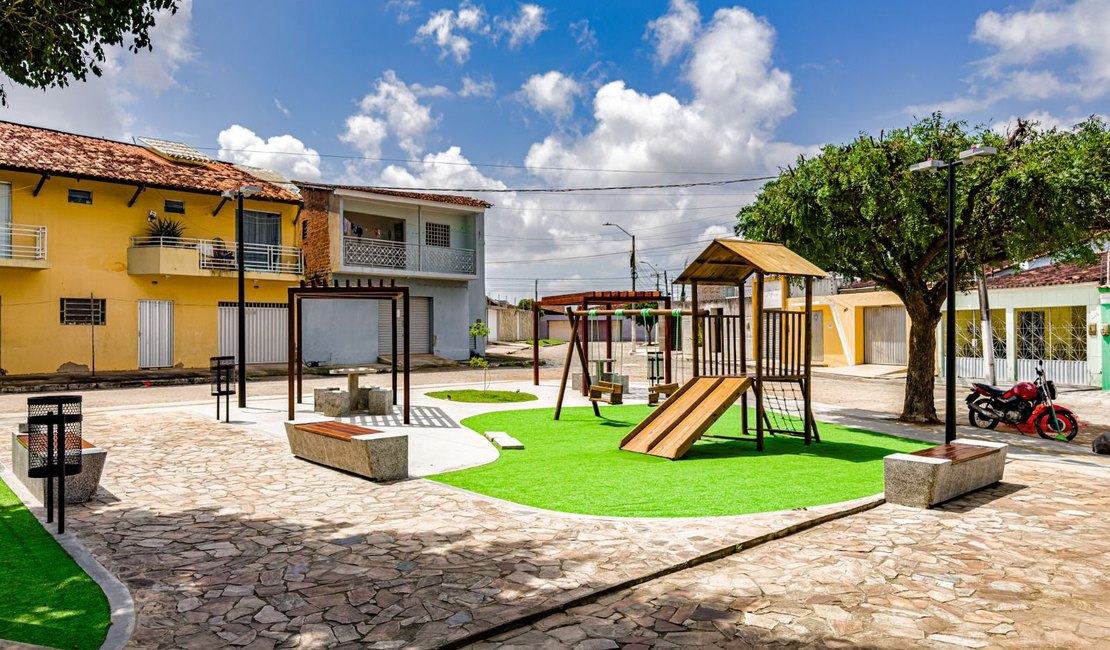 Prefeito de Arapiraca entrega praça modernizada no bairro Cavaco nesta sexta (12)