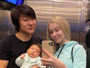 Pyong Lee faz tour por sua casa e mostra homenagem a haters